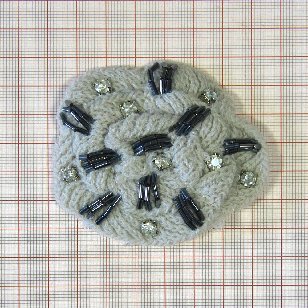 Аппликация декор обувная 37 цветок вязаный серый, бел. камни в металле, бисер Трубочки, шт. Аппликации Пришивные Цветы Банты