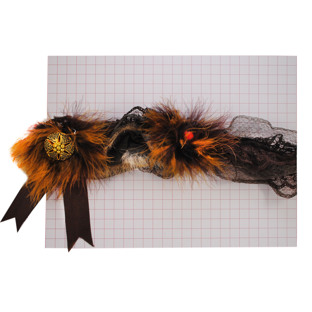 Воротник коричневый, цветок из лебяжьего пуха, золотая пуговица, атласный бант, шт. Отделка Тесьма резаная