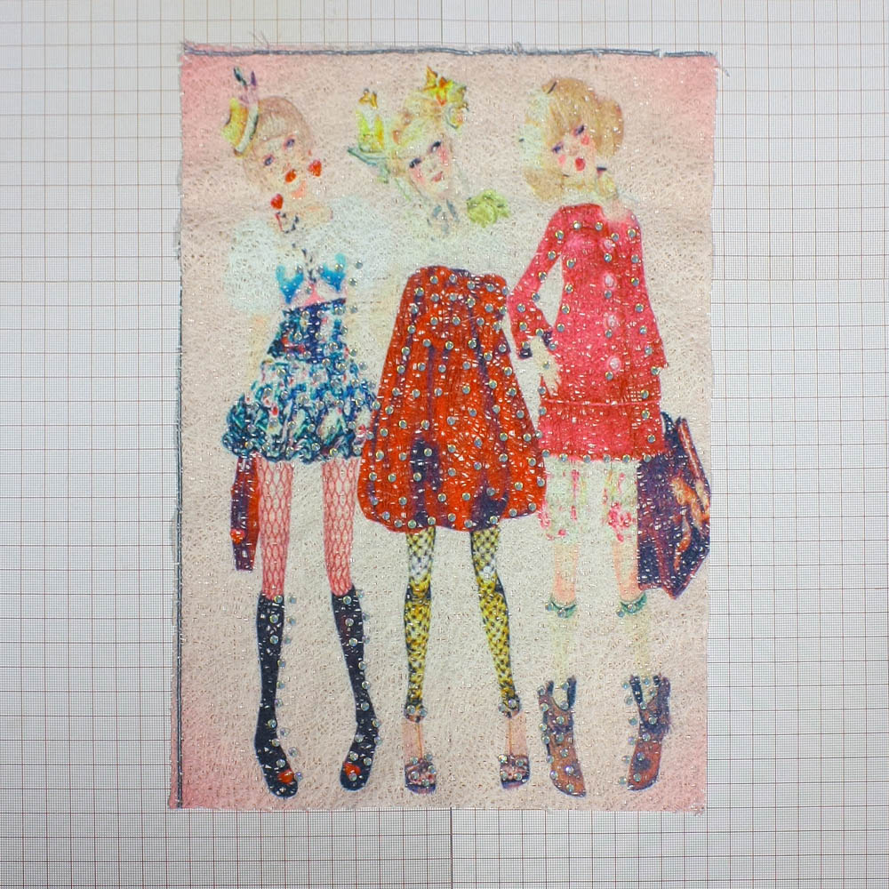 Аппликация пришивная стразы Три Девушки красная 31*22см, бело-розовая, цветной рисунок, стразы, шт. Аппликации Пришивные Постер