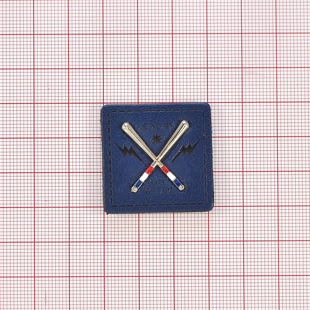 Лейба кожзам и металл Luxury the wear 32*32мм синяя основа и черная краска, никель металл с эмалью (красно-бело-синяя), шт. Лейба Кожзам