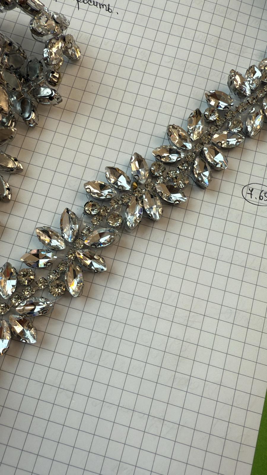 Тесьма стразы клеевая Лепестки, белые камни, ярд. Тесьма из страз