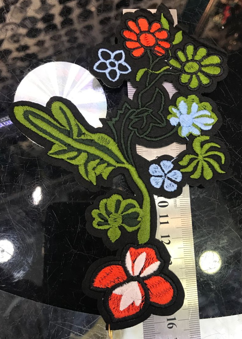 Аппликация клеевая вышитая Полевые цветы 16*12см черный, белый, красный, голубой, зеленый. Аппликации клеевые Вышивка