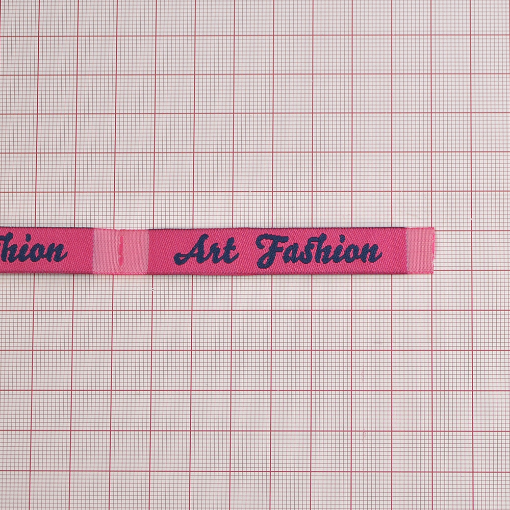 Этикетка тканевая вышитая  Art Fashion №3, 1,2см, малиновая, синий лого, шт. Вышивка / этикетка тканевая