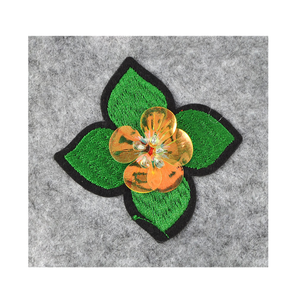 Аппликация клеевая вышитая Зеленый цветок с пайетками, 4,5*5см, зеленый, золотые пайетки. Аппликации клеевые Вышивка
