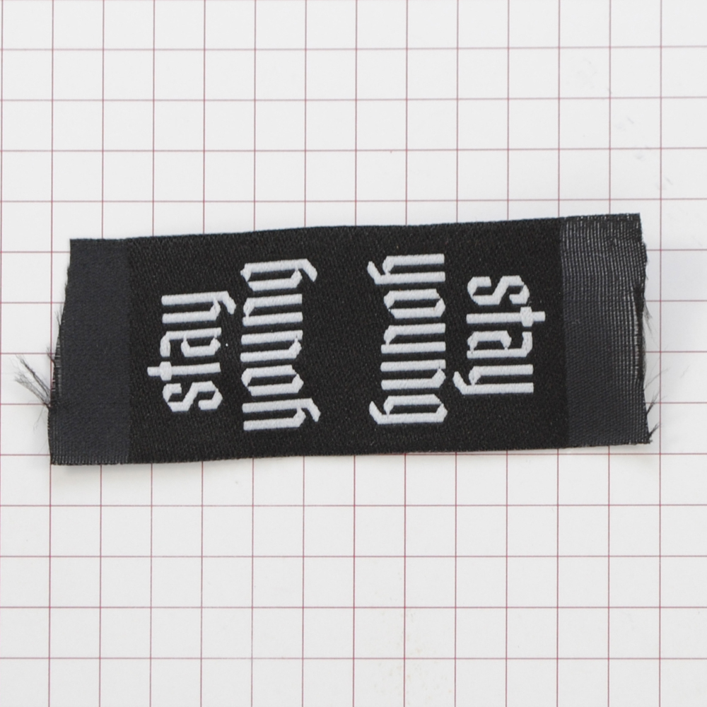 Этикетка тканевая Stay young 2,5см черная и белый лого /флажок, 70 atki/, шт. Вышивка / этикетка тканевая