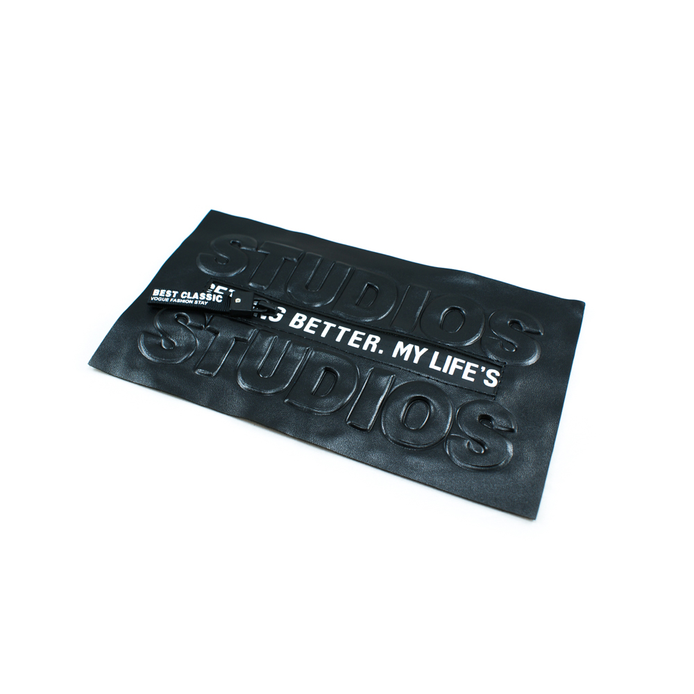 Аппликация пришивная кожзам STUDIOS карман прямоугольный, змейка 20,2*11,6см черный, белый текст, шт. Нашивка Кожзам