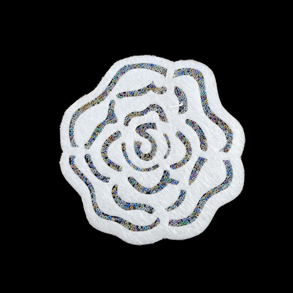 Аппликация клеевая войлок Роза 75мм светло-бежевый, белые хамелеон бусины, шт. Аппликации клеевые Ткань, Кружево