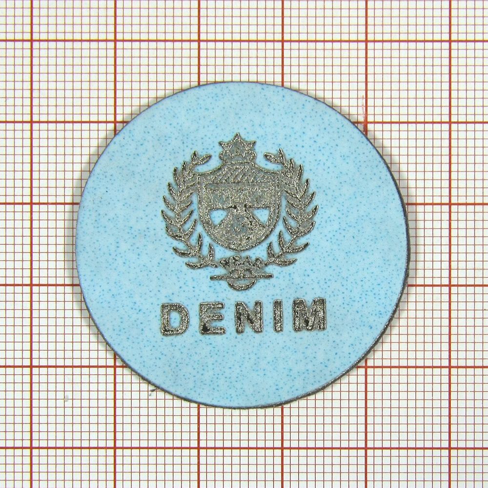 Лейба кожзам A11082 DENIM 40*40мм светло-голубой, серебряный лого. Лейба Кожзам