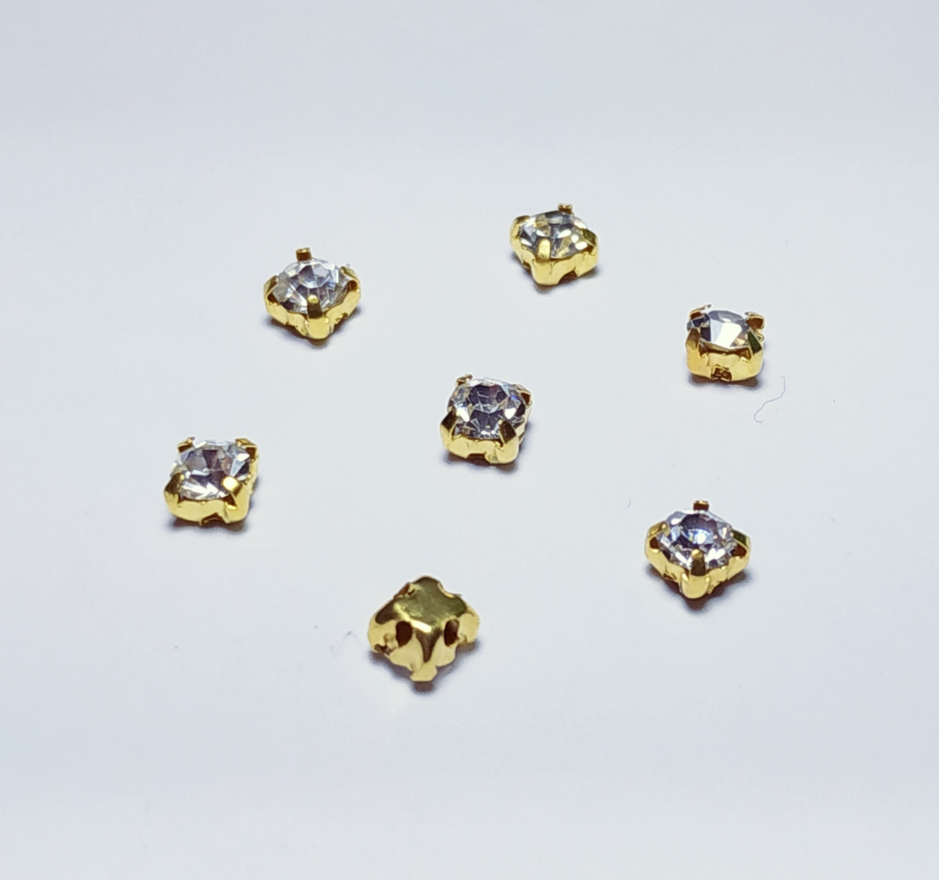 Стразы пришивные GOLD белый камень №18 (4мм), шт. Стразы пришивные