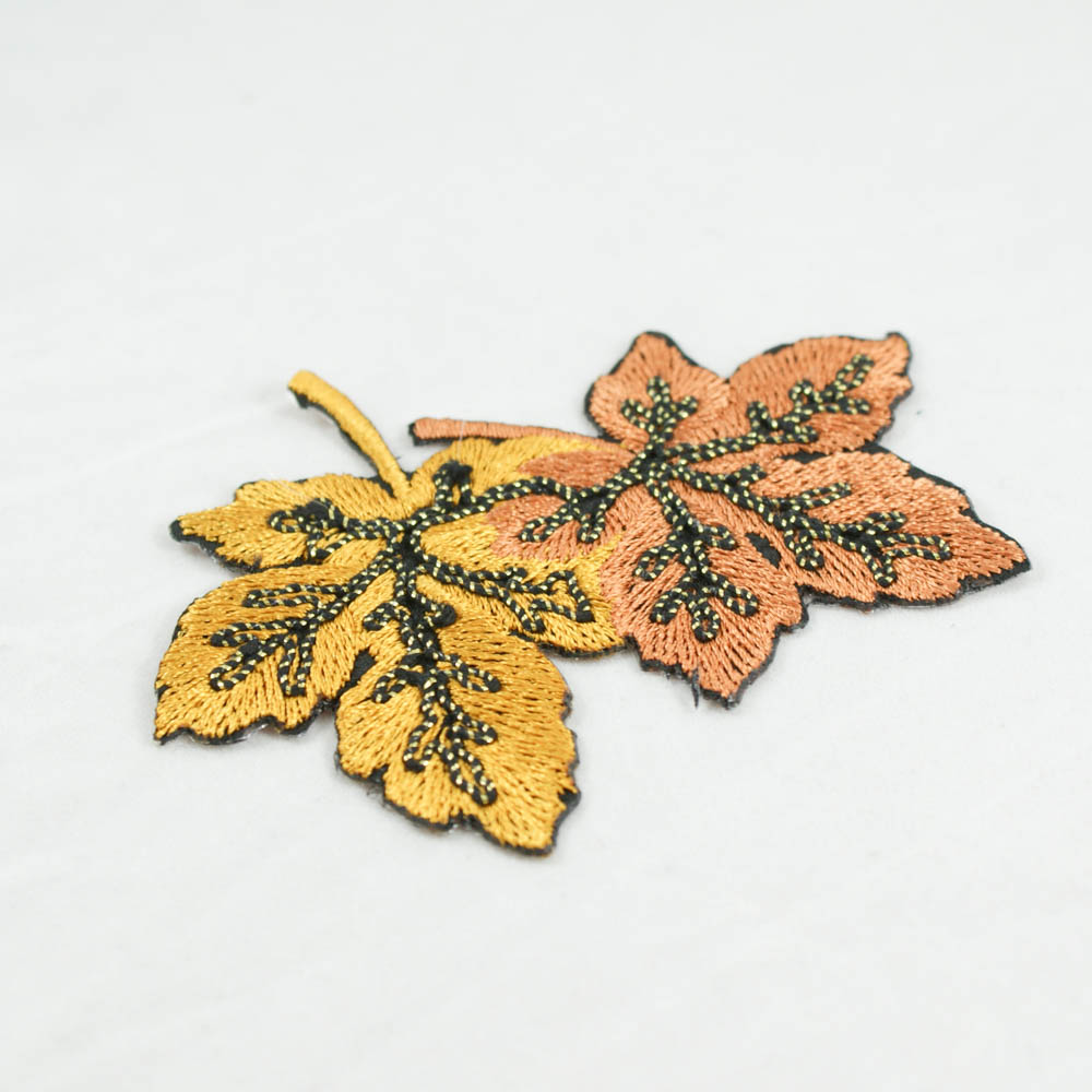 Аппликация клеевая вышитая Желто-коричневые кленовые листья 90*70мм, фигурная, желтый, коричневый, черный. Аппликации клеевые Вышивка