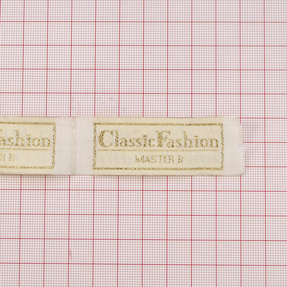 Этикетка тканевая вышитая Classic Fashion №1, 7,1*2,4см белый, люрекс. Вышивка / этикетка тканевая