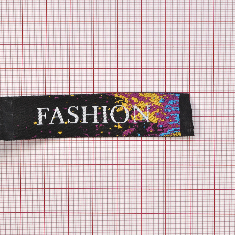 Этикетка тканевая вышитая Fashion 2см, черная, белый лого, цветной рис.. Вышивка / этикетка тканевая