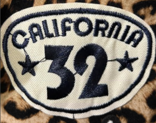 Шеврон пришивной California 32, 7,5*6,5, белая основа, черный лого, шт. Нашивка Ткань