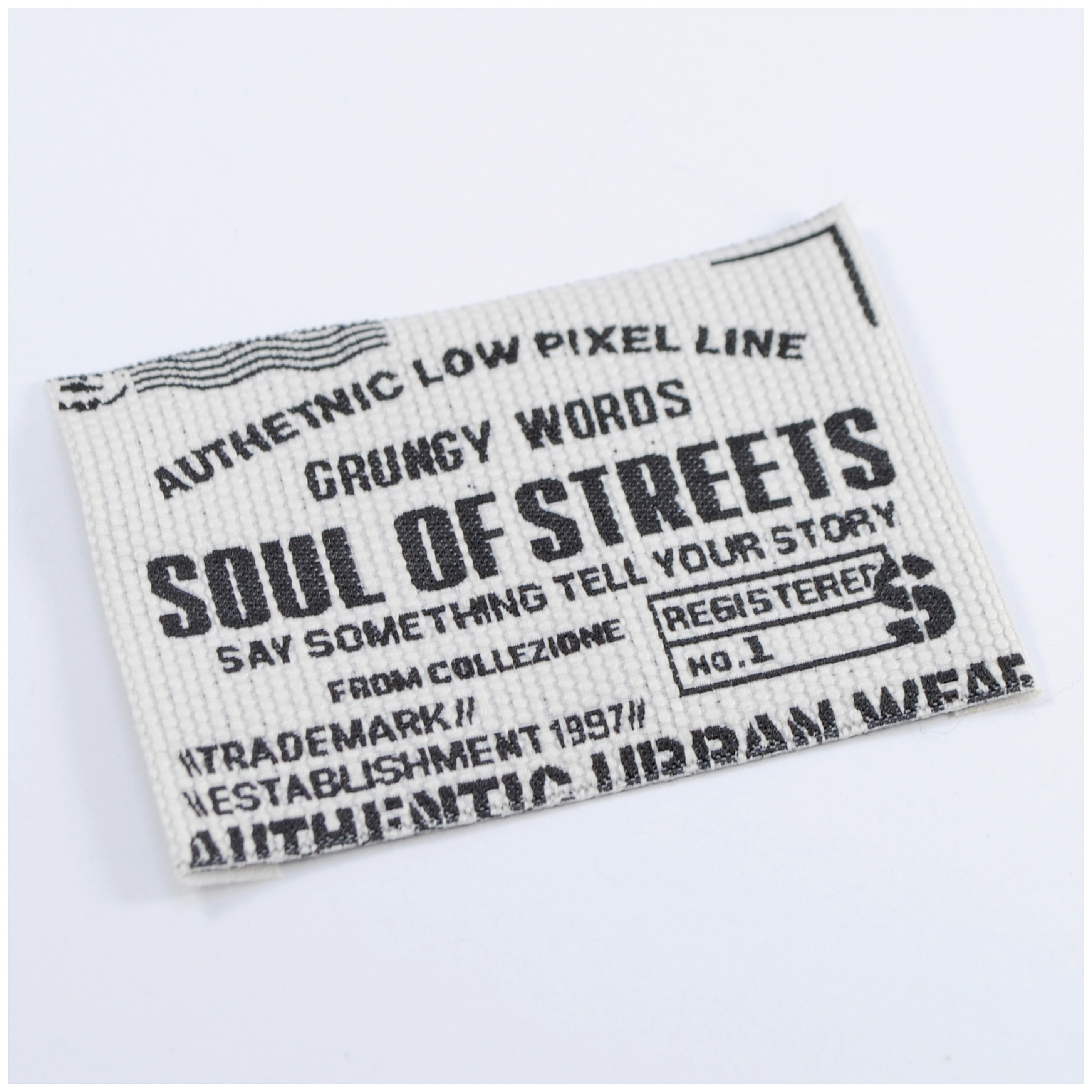 Вышивка Soul of streets 5см белая и черный лого /рельефная/, шт. Вышивка / этикетка тканевая