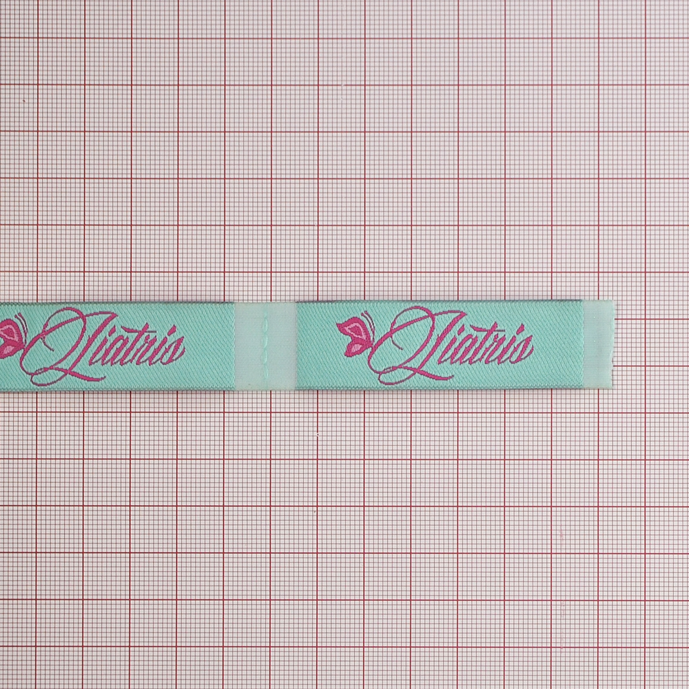 Этикетка тканевая вышитая Liatris 2см, светлая мята, бордовый лого. Вышивка / этикетка тканевая