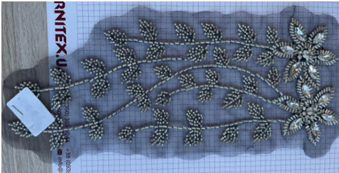 Аппликация пришивная с бисером Цветы, черная основа, серебро, белые камни, шт. Аппликации Пришивные Цветы Банты