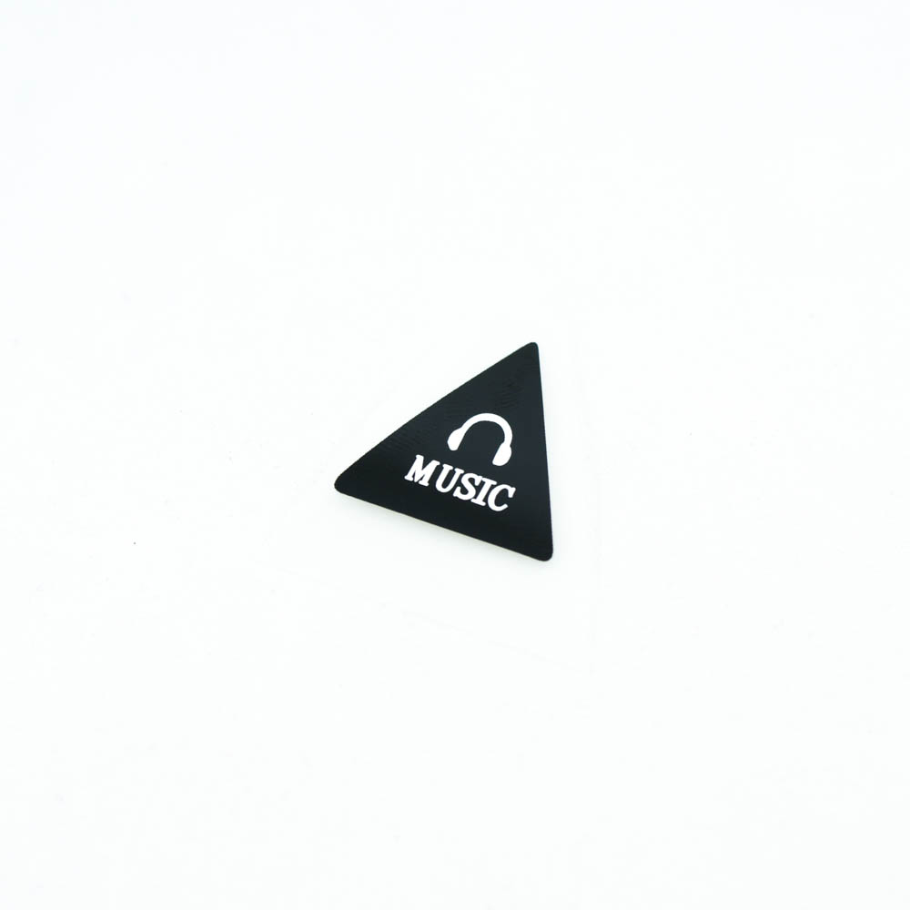 Термоаппликация резиновая MUSIC наушники 23*26мм черная треугольная, белый лого, шт. Термоаппликации Резиновые Клеенка