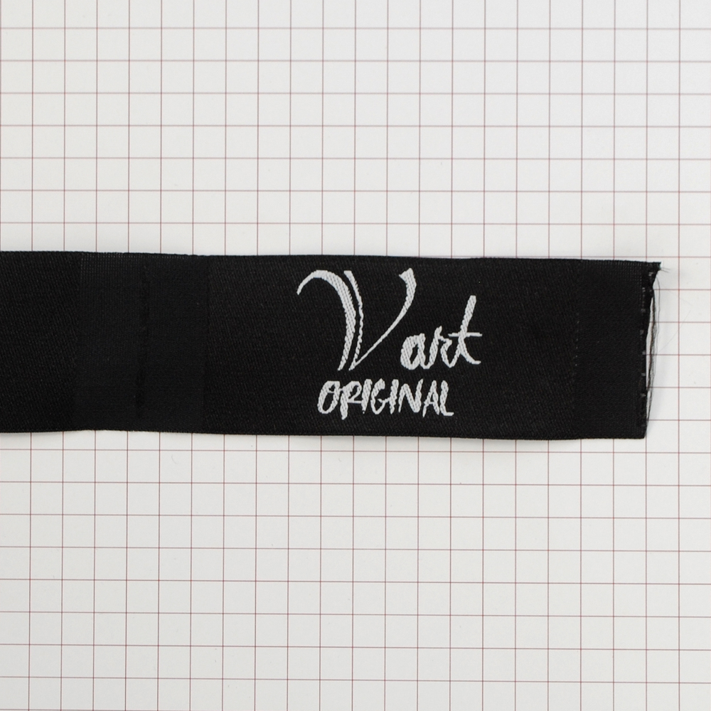 Этикетка тканевая вышитая V art  №5, 3*8см, черная, белый лого /atkisatin/, шт. Вышивка / этикетка тканевая