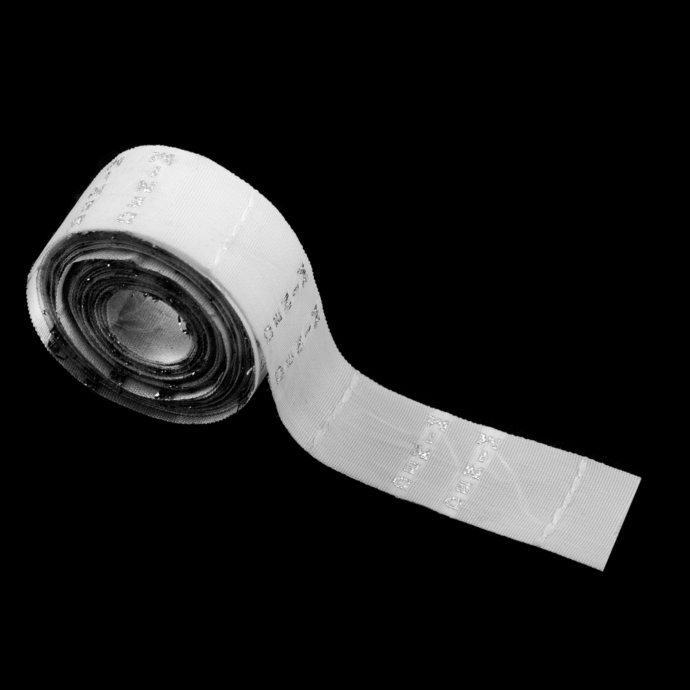 Этикетка тканевая вышитая Denim 1,8см белая, серебро (тафта), 100 м. Вышивка / этикетка тканевая