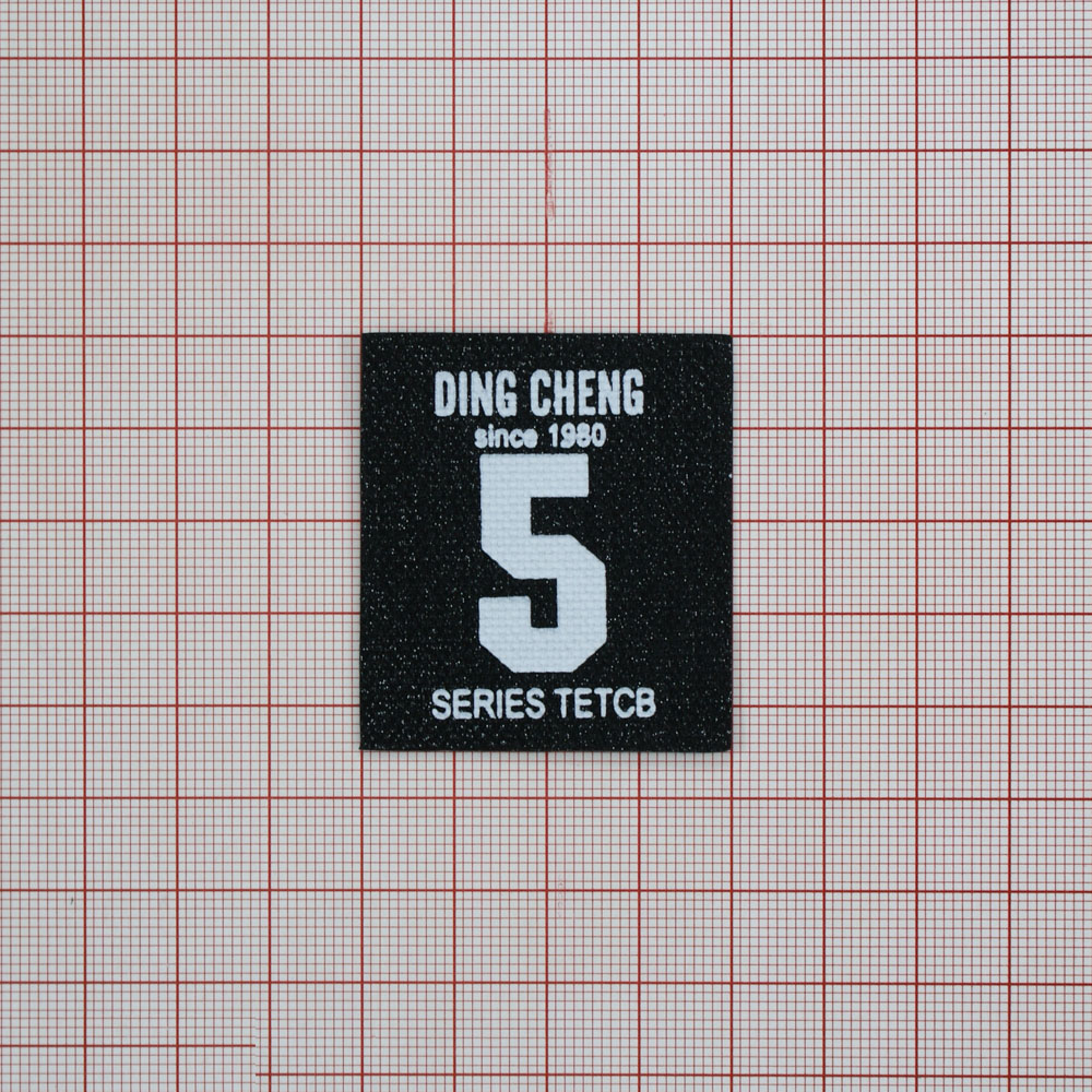 Нашивка резиновая блестящая DING CHENG 5  4,5*4см черный, белый, блестки, шт. Лейба Резина