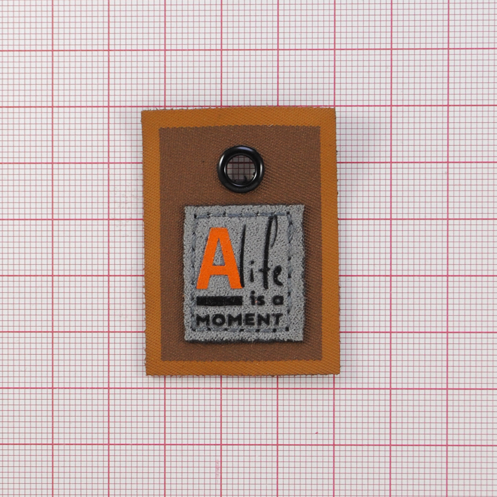 Лейба ткань., Alife is a moment, блочка черн., 4.7*3.4см, коричн., сер.,оранж., черн, шт. Лейба Ткань