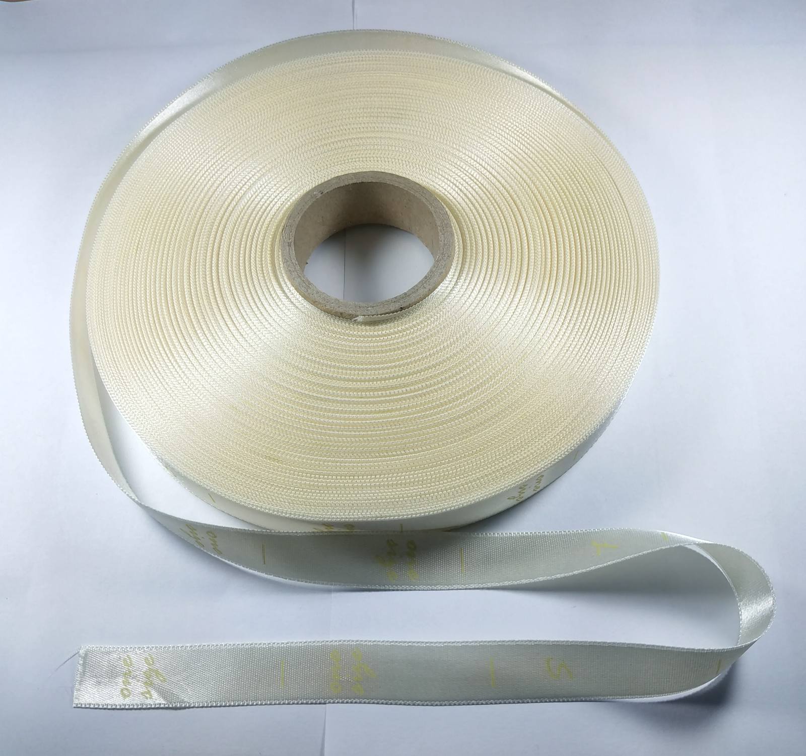 Размерник тк. S-M-L-One size, 1,5см, айвори №116, кофейный лого /сатин с тк. краями/, 100м. Размерник накатанный нейлон