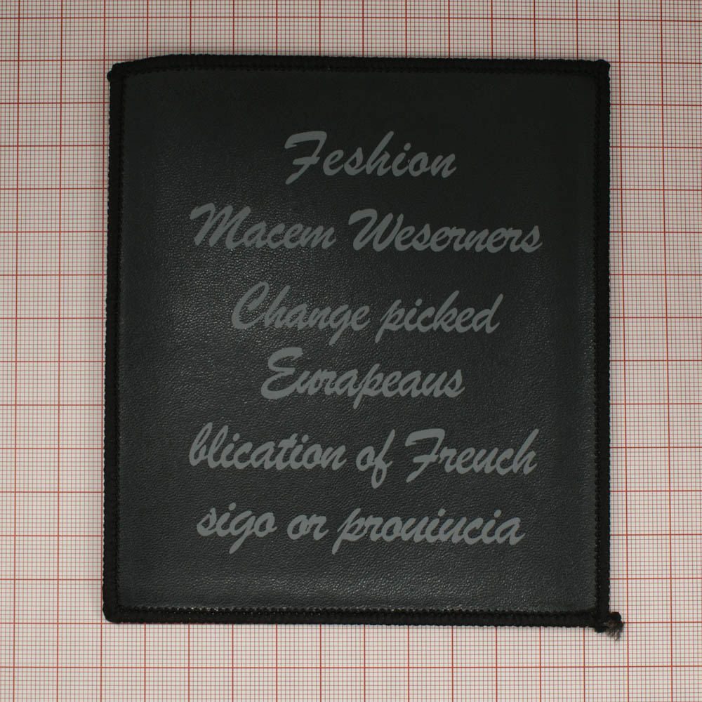 Аппликация кожзам пришивная постер Fashion, 11,5*13см, черный фон, серые буквы, черный оверлок, шт. Нашивка Кожзам