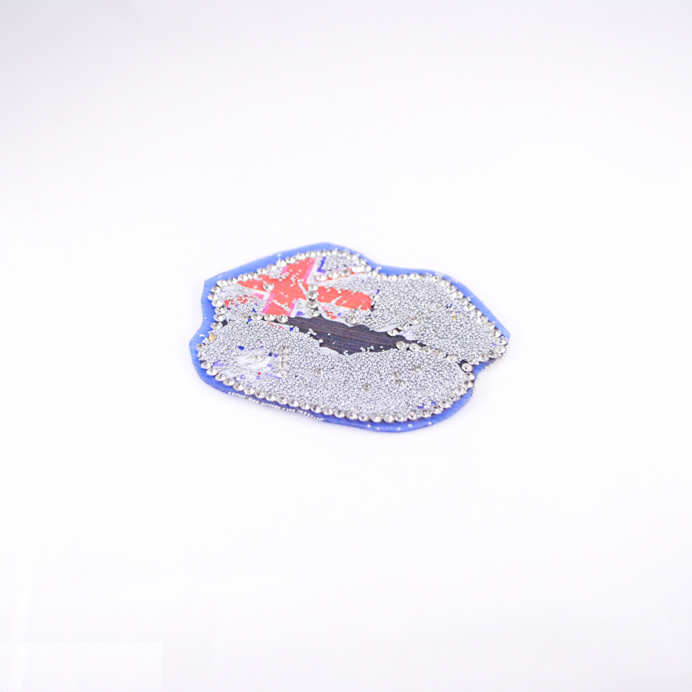 Аппликация клеевая стразы Губы Британия 7*5см серебро, мелкие бусины, белые камни, шт. Аппликации клеевые Стразы комб.