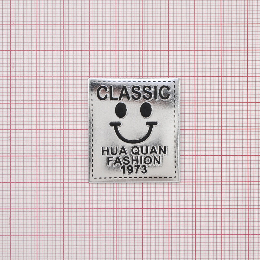 Лейба пластик CLASSIC Smile 4*3,5см серебро, черный, шт. Лейба кожзам, нубук