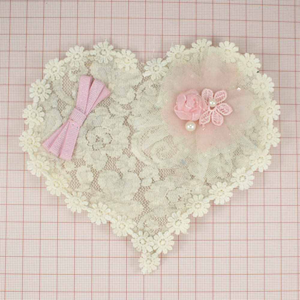 Аппликация кружевная пришивная Сердце 15*15см, кремовая, розовая, цветочки, бантик, жемчуг, кружево. Аппликации Пришивные Кружевные Вязаные
