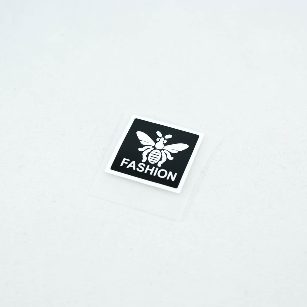 Термоаппликация резиновая Пчела Fashion 24*24мм черная квадратная, белый лого, шт. Термопереводки Резиновые, Термопленка