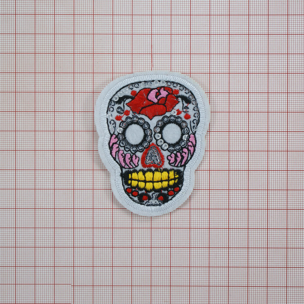 Аппликация клеевая пайетки Череп 7,5*6см белые, красные, розовые, желтые, черные нити, серебристые пайетки. Аппликации клеевые Пайетки