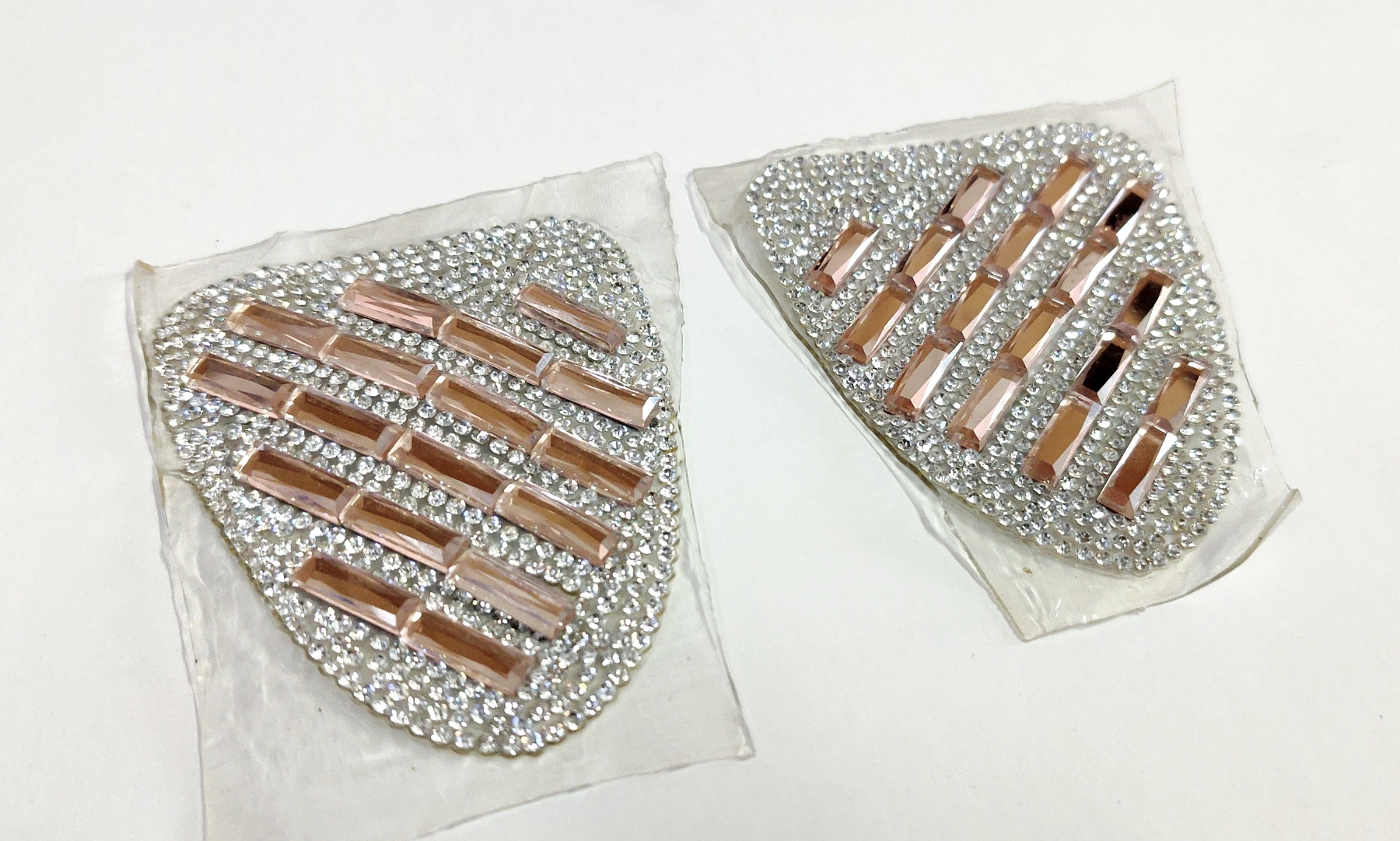 Аппликация клеевая стразы Эполет-диагональный ряд 8,2*6см янтарные прямоугольники 10*5мм, белая мелкая россыпь, шт. Аппликации клеевые Стразы комб.