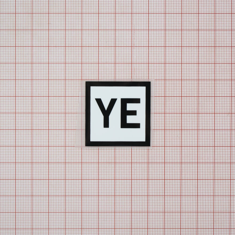 Термоаппликация резиновая YE 39*39мм белая квадратная, черный лого, шт. Термоаппликации Резиновые Клеенка