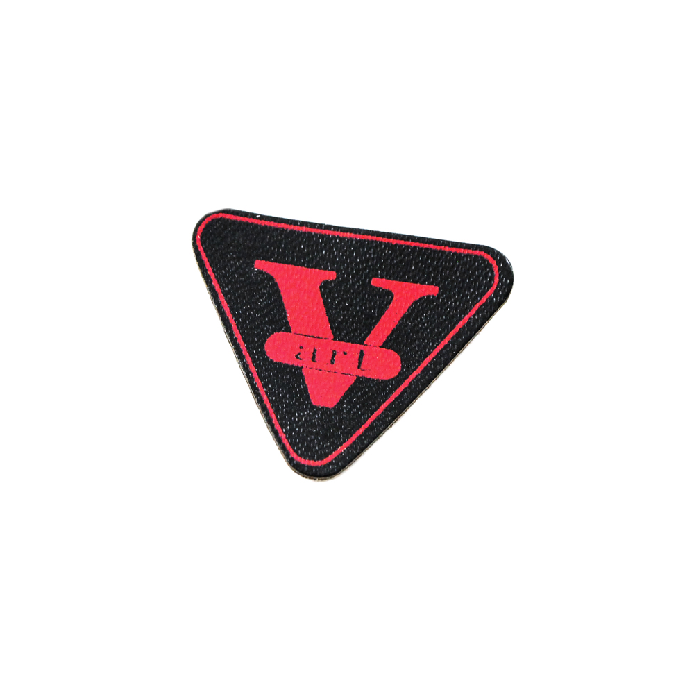 Лейба № 26 V art треугольная, черный, красный, 3,1*2,5см . Лейба кожзам, нубук