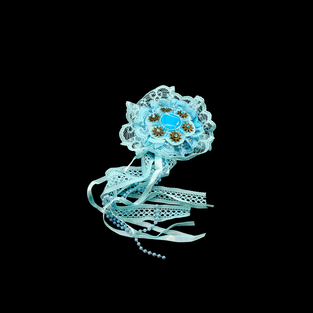Шеврон R-793-1, 9см, голубой кружевной цветок, металлические украшения, подвески, пластмассовое украшение в центре. Шеврон