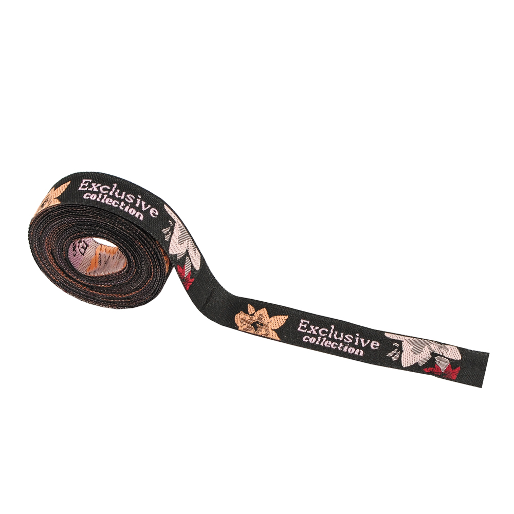 Этикетка тканевая вышитая Exclusive №7 collection 8,0*1,2см св.розовый цветок /atkisatin/. Вышивка / этикетка тканевая