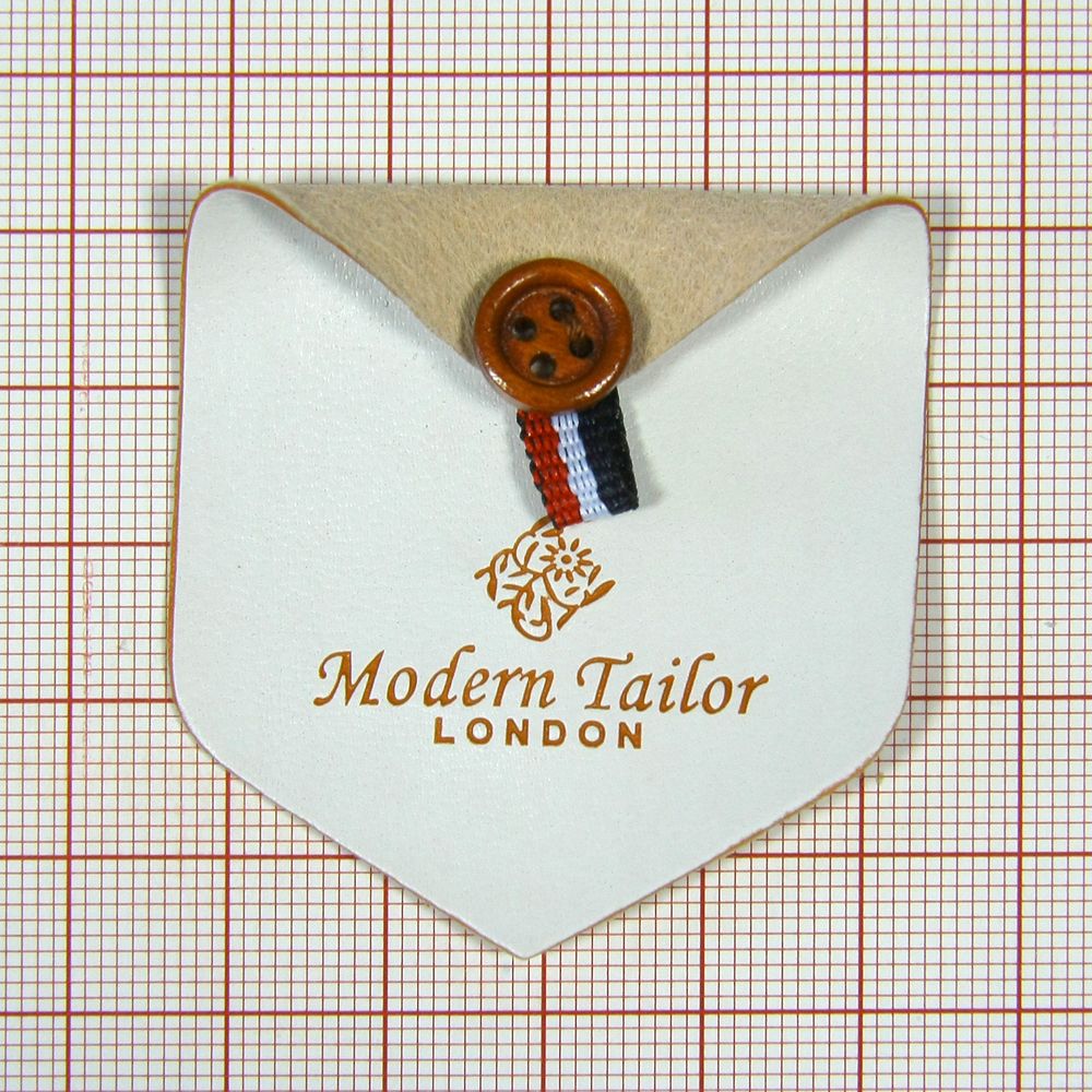 Лейба кожзам Modern Tailor Конверт 47*49мм белая, коричневая пуговица, тесьма. Лейба Кожзам