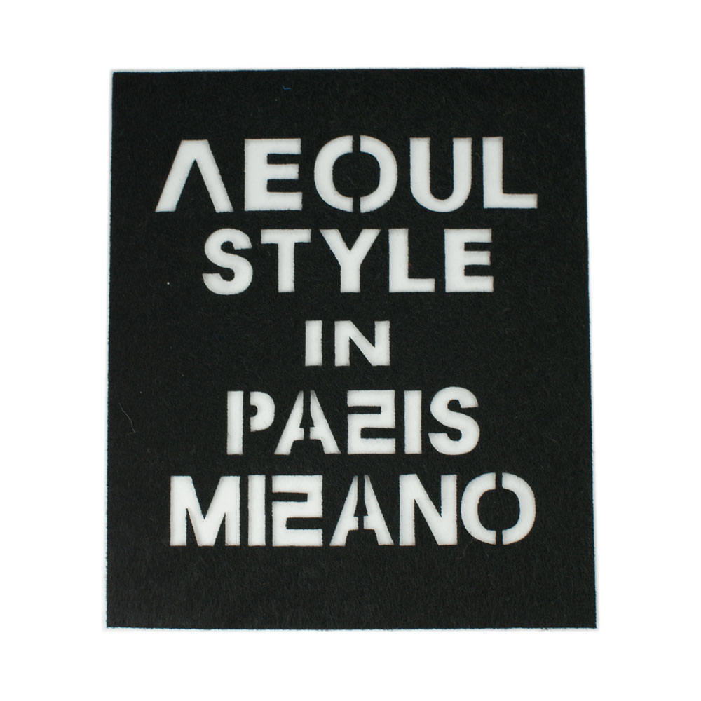 Аппликация клеевая войлок LEOUL Stile 18*21см черный фон, белый текст шт. Аппликации клеевые Тканевые