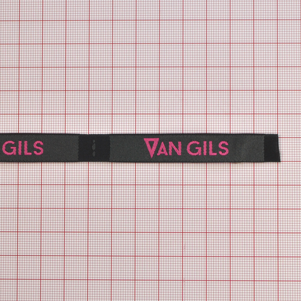 Этикетка тканевая вышитая Van Gils №7, 1,2см, графитная, малиновый лого. Вышивка / этикетка тканевая