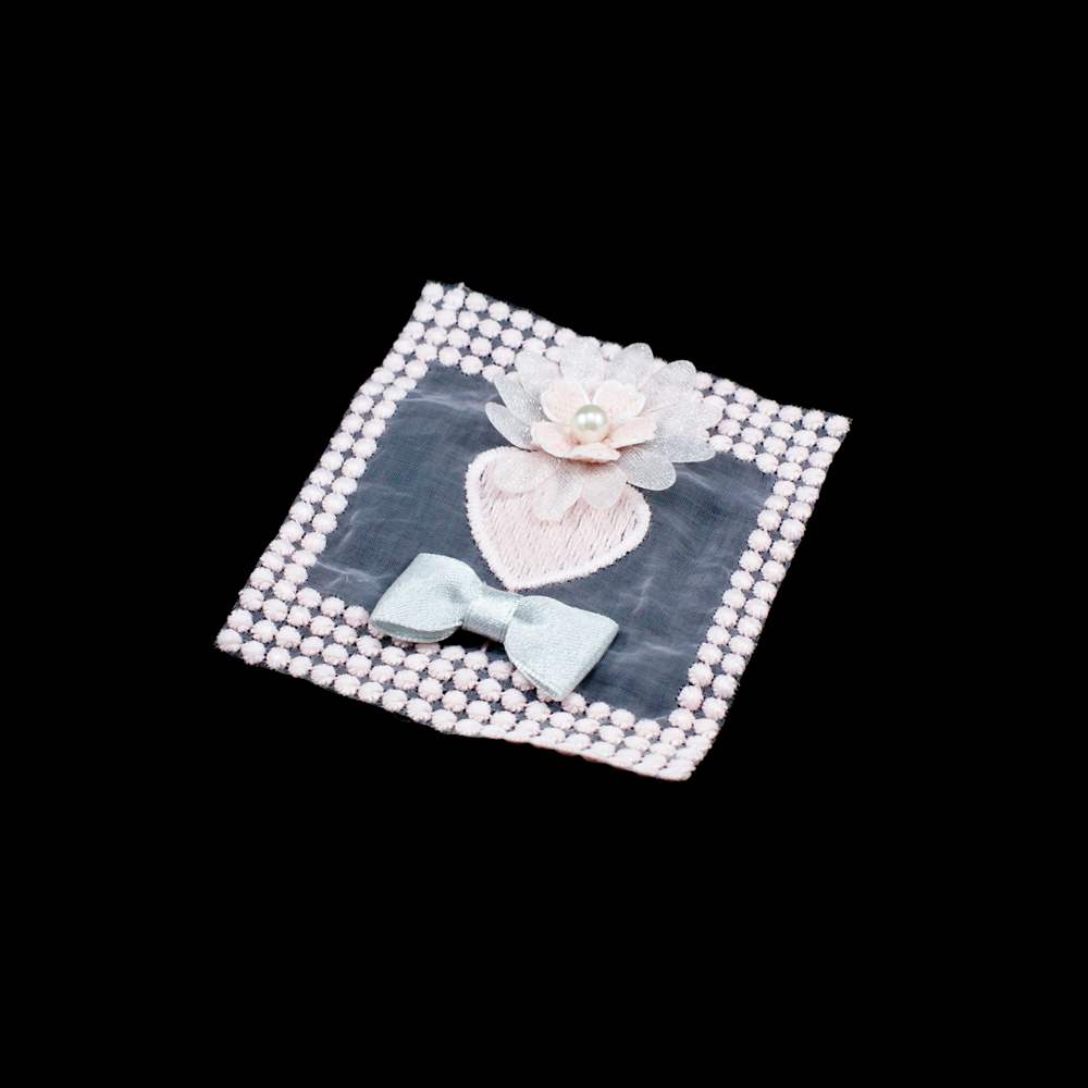 Аппликация кружевная пришивная Бант и цветок в рамке 6,5*8см персиковый, голубой бант, перламутровая бусинка, шт. Аппликации Пришивные Кружевные Вязаные