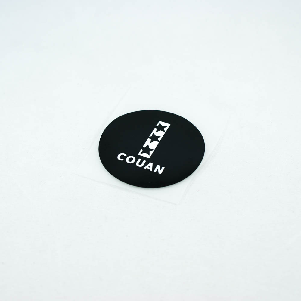 Термоаппликация резиновая COUAN 45мм черная, белый лого, шт. Термоаппликации Резиновые Клеенка