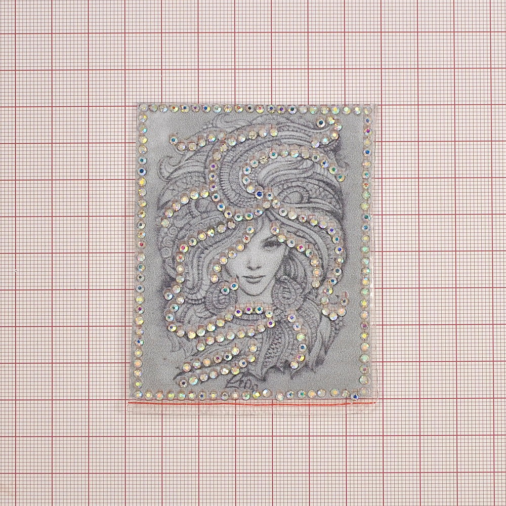 Шеврон клеящийся стразы Медуза Горгона 73*58мм, серый, черный, белый и камни белый хамелеон, шт. Аппликации клеевые Рисунки из страз