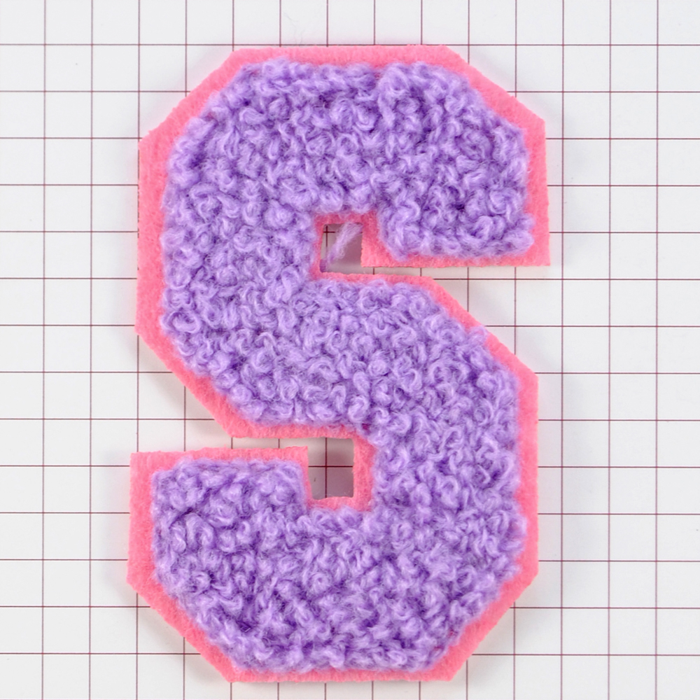 Нашивка махр. S буква лиловая, роз.фон. 45*70мм, шт. Нашивка Махровая