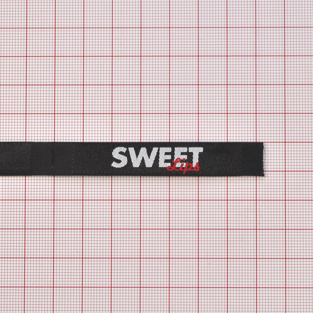 Этикетка тканевая вышитая Sweet lips 1,2см, черная, белый лого, шт. Вышивка / этикетка тканевая