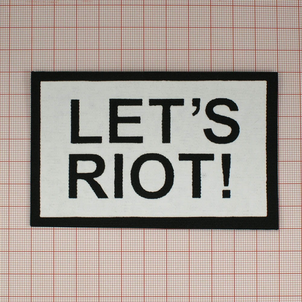 Нашивка тканевая LET'S RIOT! 7*11см, черные буквы и черная рамка, белый фон, шт. Нашивка Ткань