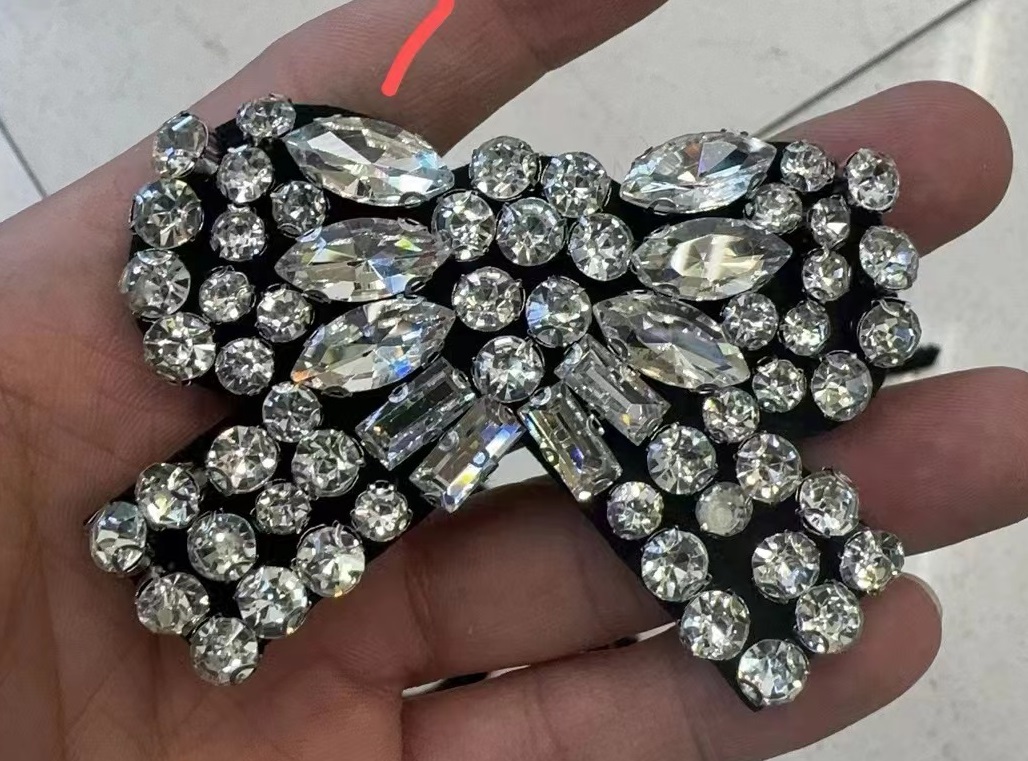Шеврон со стразами Бант, 7*5см, белые камни, черный, шт. Нашивка Стразы, Бисер