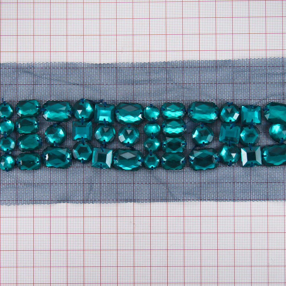 Тесьма резан., стразы пришивные изумрудные квадратные, круглые, многогранные в 3-4 ряда на фатине, шт. Отделка Тесьма резаная