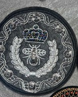 Брошь шеврон с пчелой, серый, белый, черный, стразы, шт . Броши