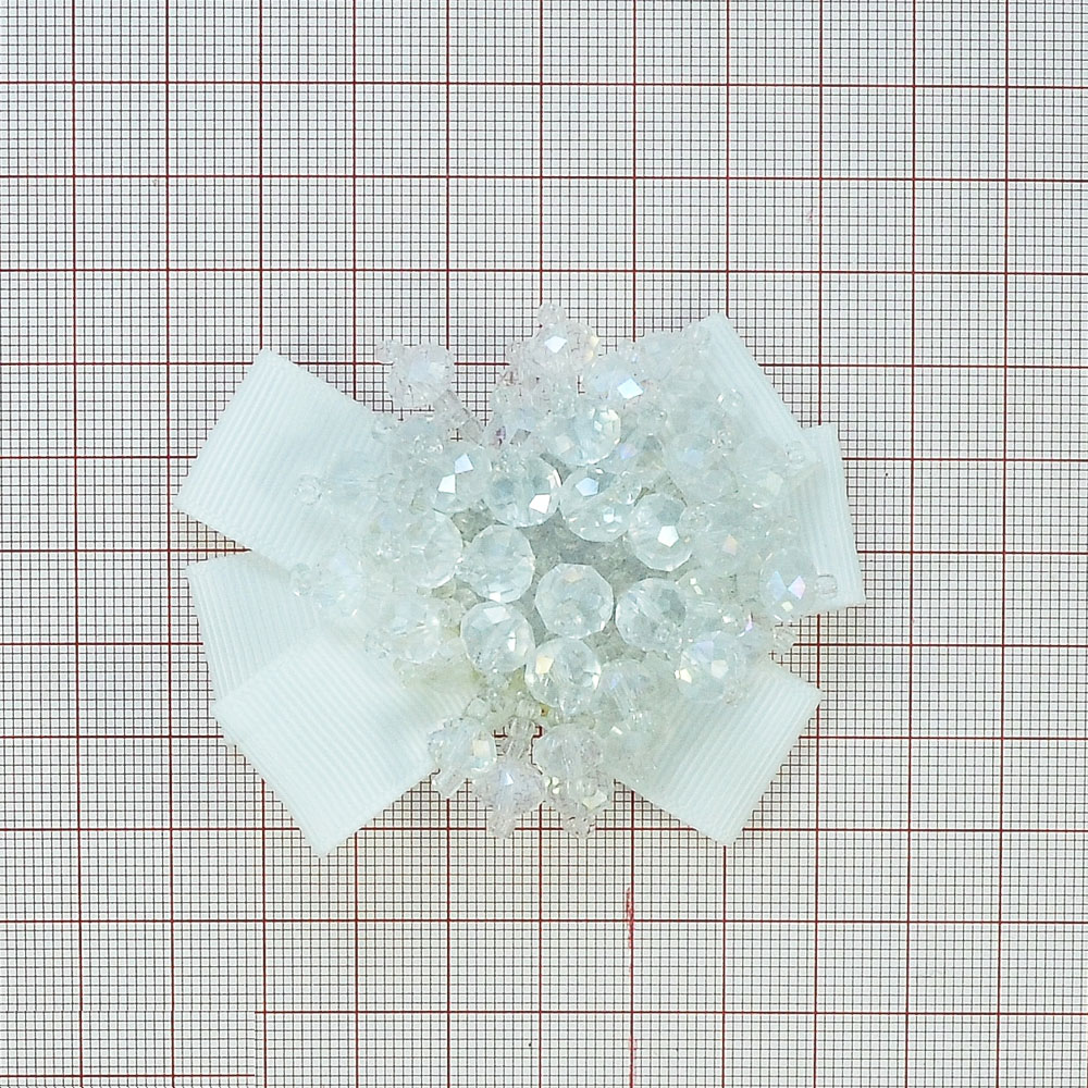 Аппликация декор белый Бант три ленты, прозрачн. бусины. Аппликация Декор